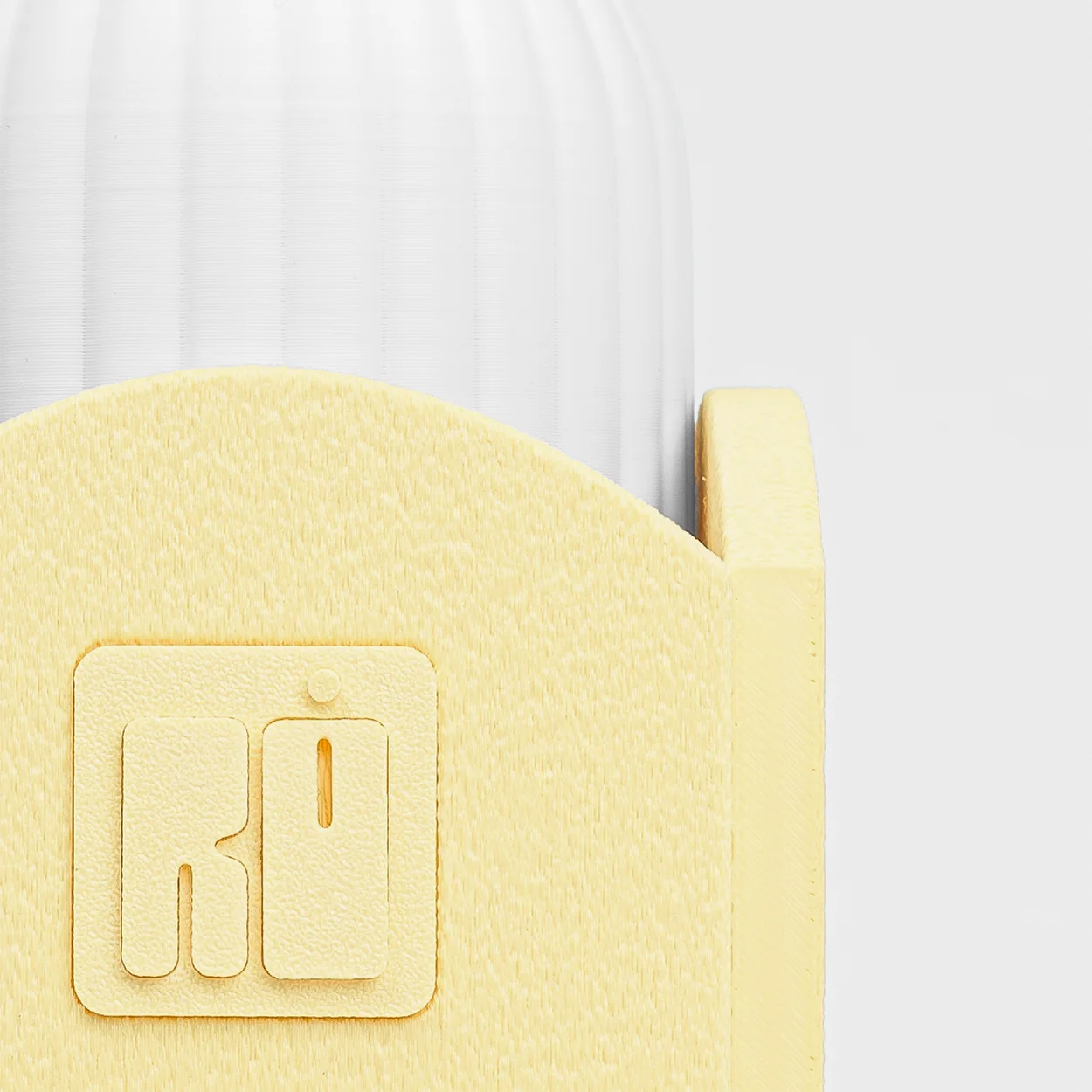 luminaria-banana-amarelo-pastel-romulo-temigue-detalhe