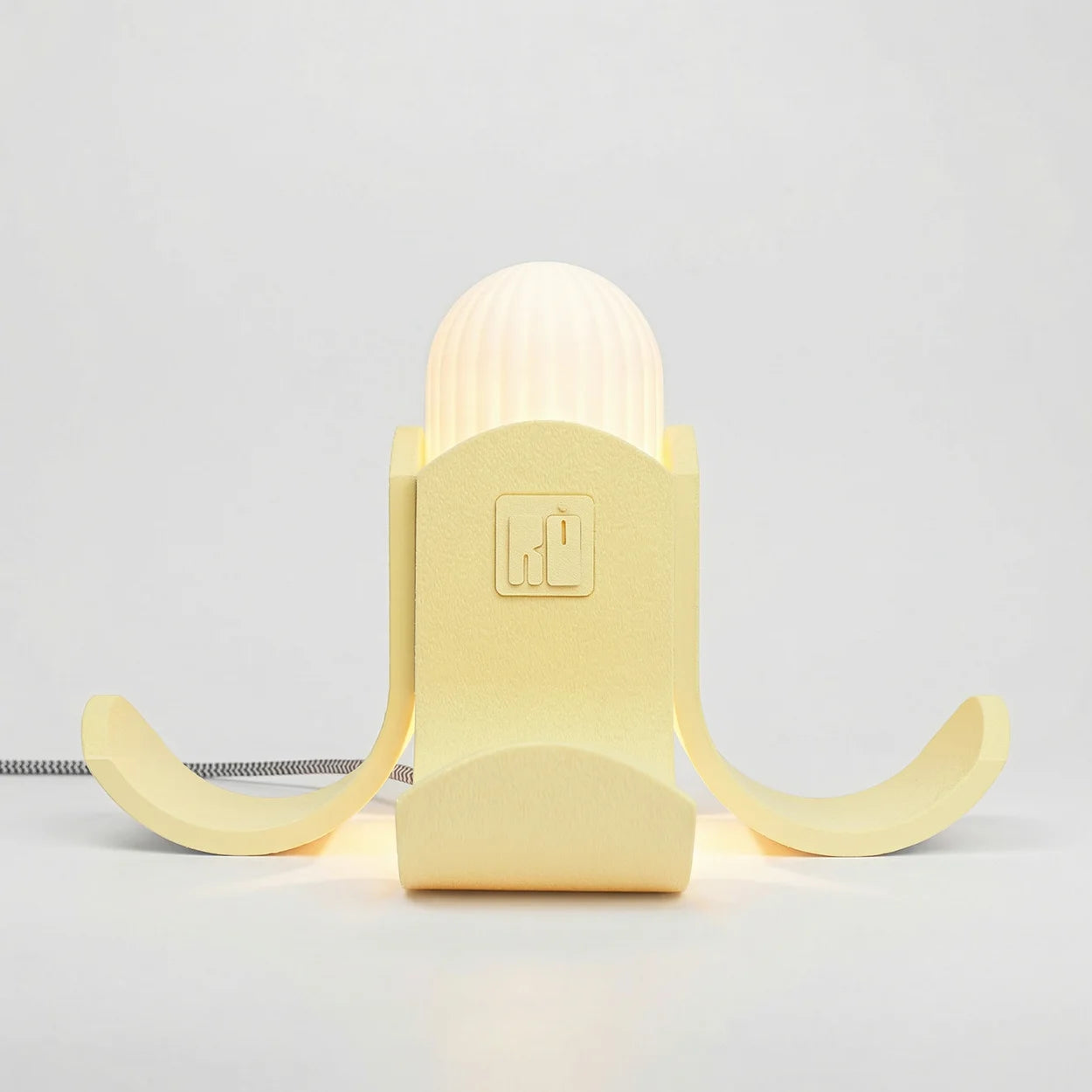 luminaria-banana-romulo-temigue-frente-acesa