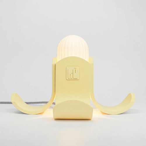 luminaria-banana-romulo-temigue-frente-acesa