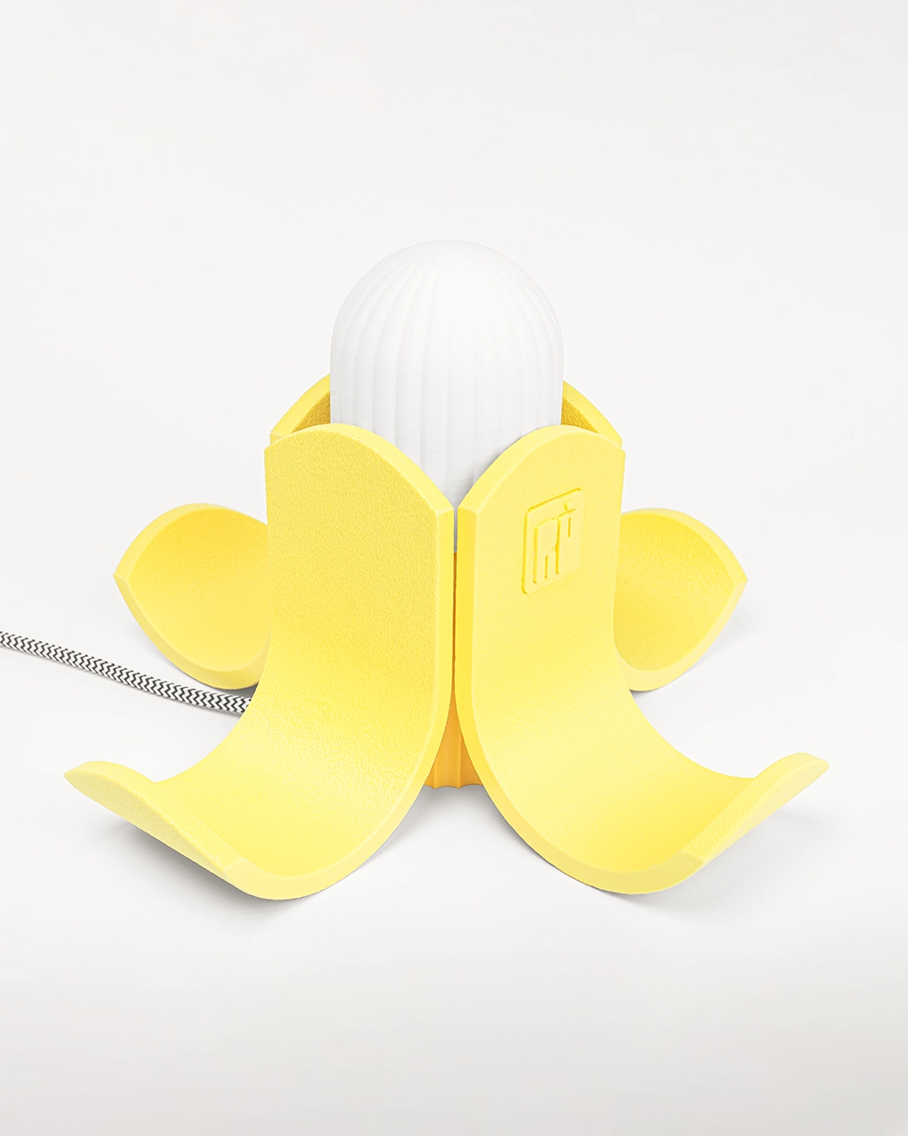 luminaria banana amarelo claro romulo temigue 1