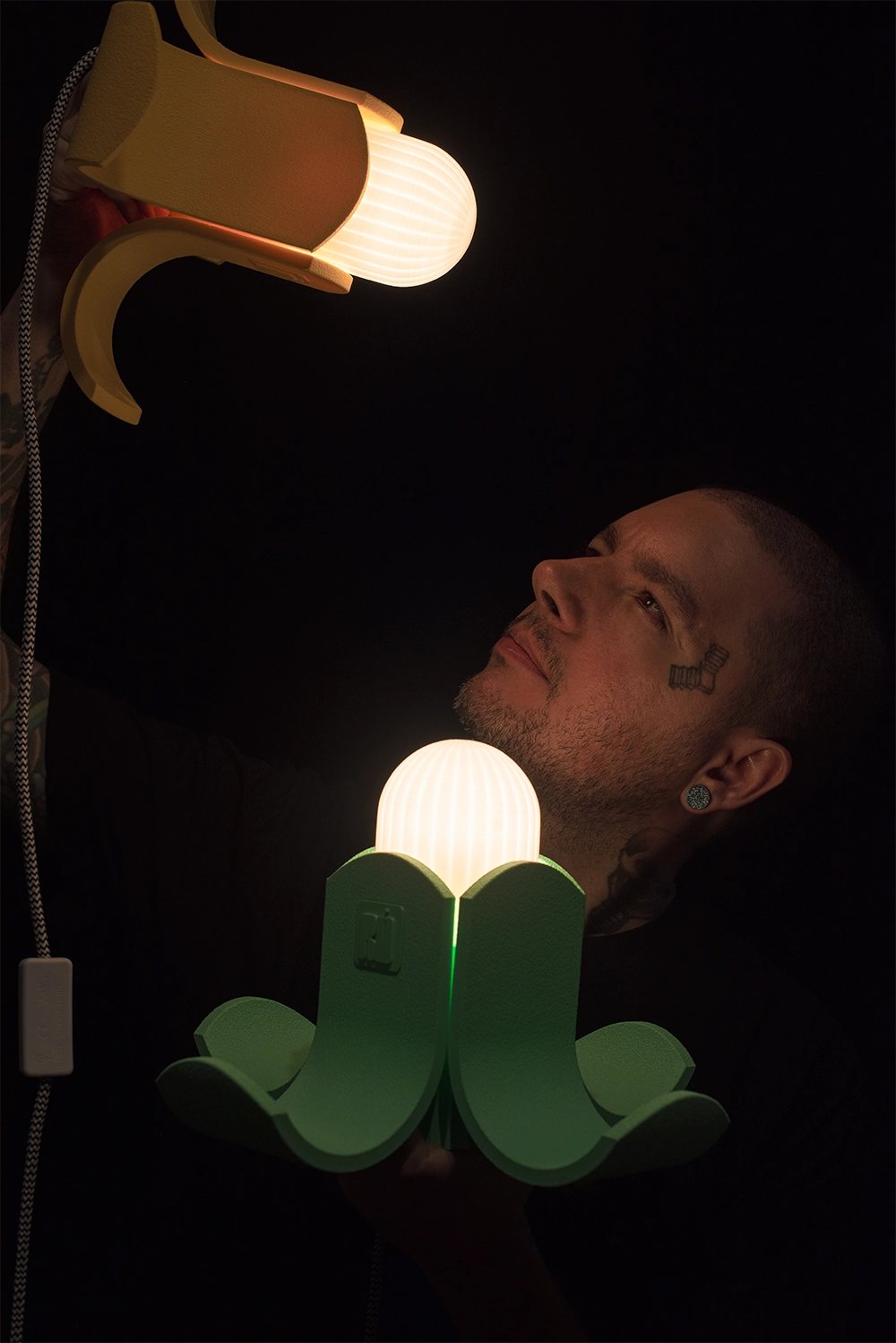 romulo temigue com a sua luminária banana