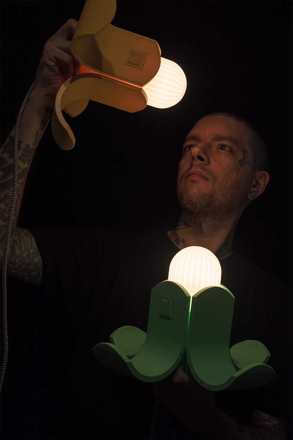 romulo temigue com sua luminária banana